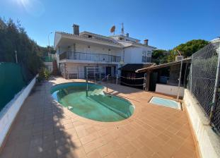 CHALET PAREADO EN CALLE COSTA RICA, URMI Réf: 22